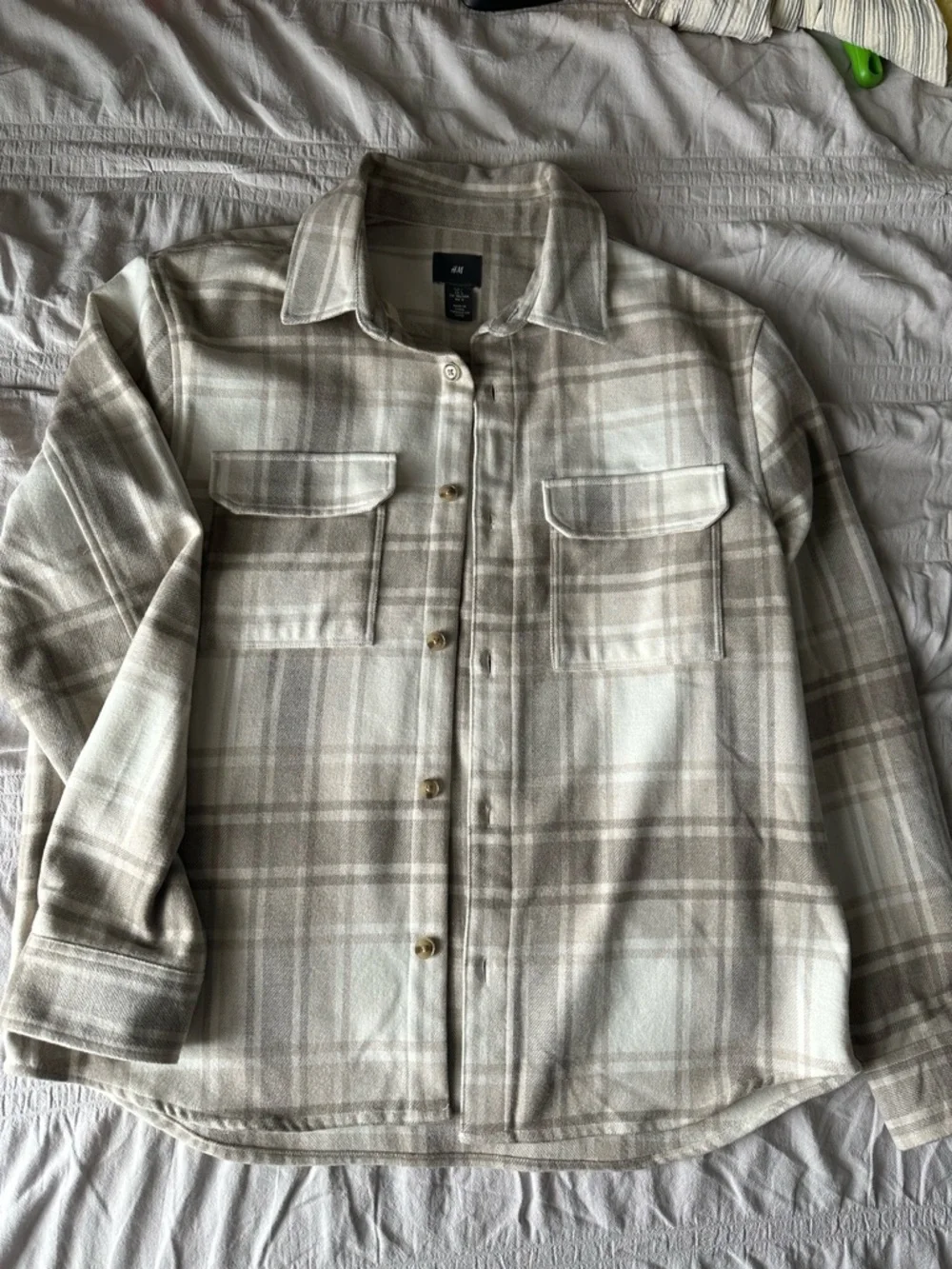 H&M men’s Beige and Cream Plaid Button-Up Shacket - Picture 3 of 4